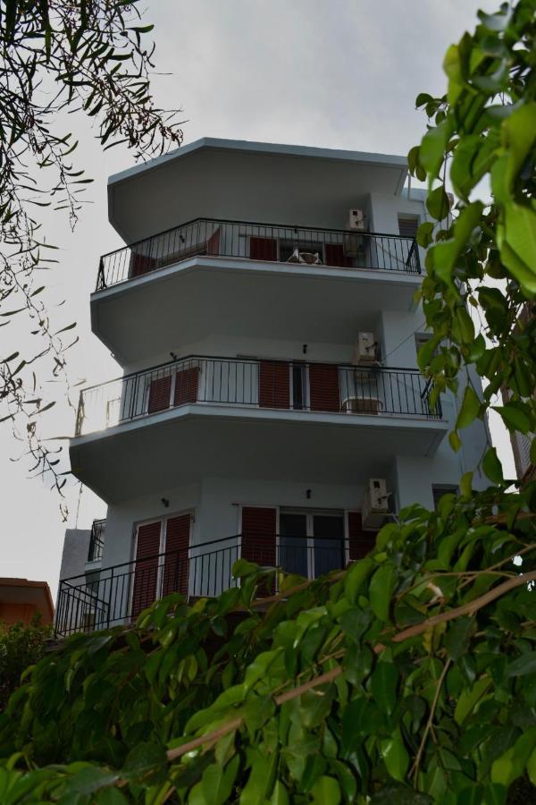 Bob'S Apartments Tolo Bagian luar foto